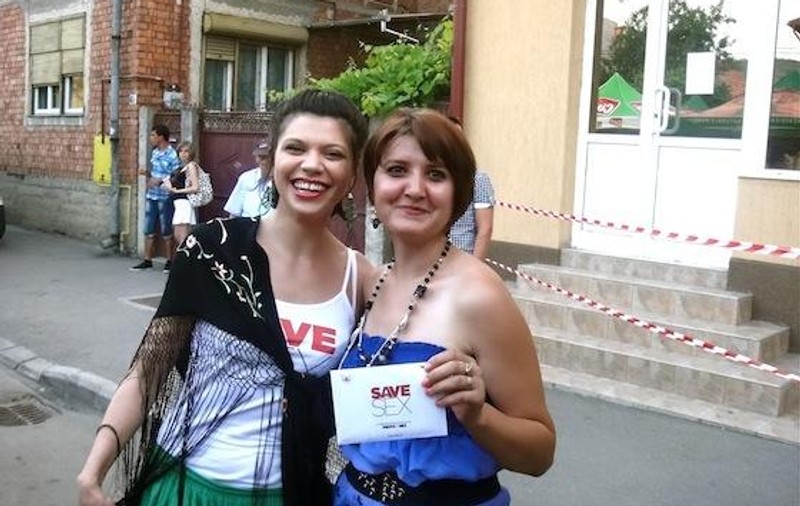Foto | Laura Andreșan a împărțit prezervative în Gherla