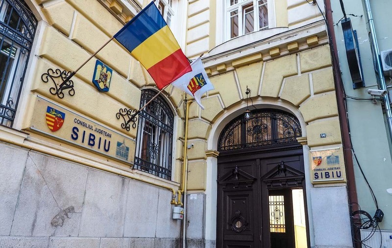 Angajații Consiliului Județean Sibiu, acuzați că se vaccinează într-un centru inaccesibil celorlalți cetățeni