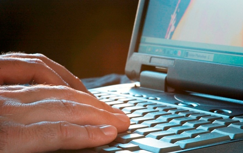 S-a despărţit de soţie pe Internet