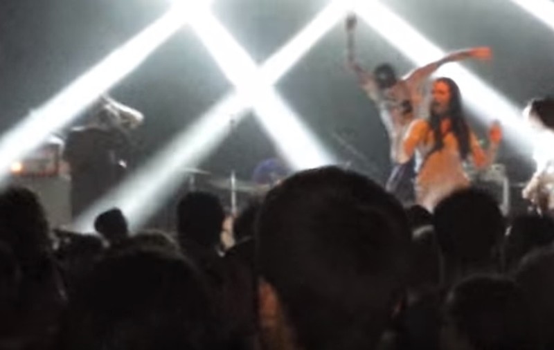 Gest extrem făcut de un cântăreț! I-a dat un șut unei fete care s-a urcat pe scenă pentru o poză| VIDEO