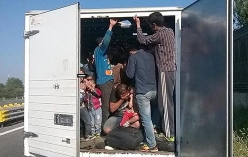 VIDEO | Zeci de migranți, ascunși într-un camion frigorific în Grecia. Sistemul de refrigerare nu fusese oprit
