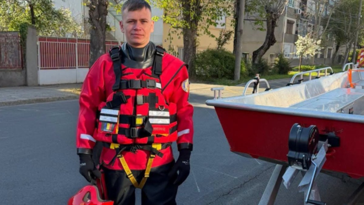 Robert-Viorel Lungu în uniformă de pompier, pe o stradă