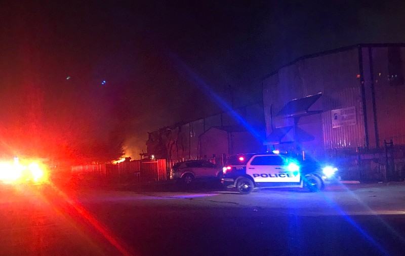 VIDEO | Explozie urmată de un incendiu, la o clădire industrială din Houston. Flăcările au cuprins și mai multe locuințe din apropiere