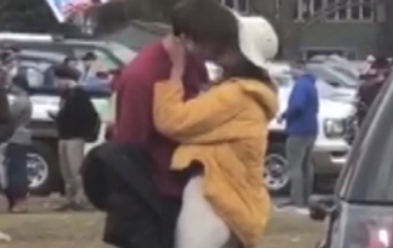 FOTO| Malia Obama surprinsă sărutându-se cu un tânăr de la Harvard