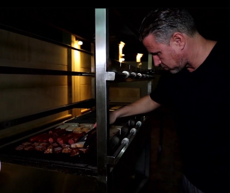 Pe post de masterchef, la un grătar