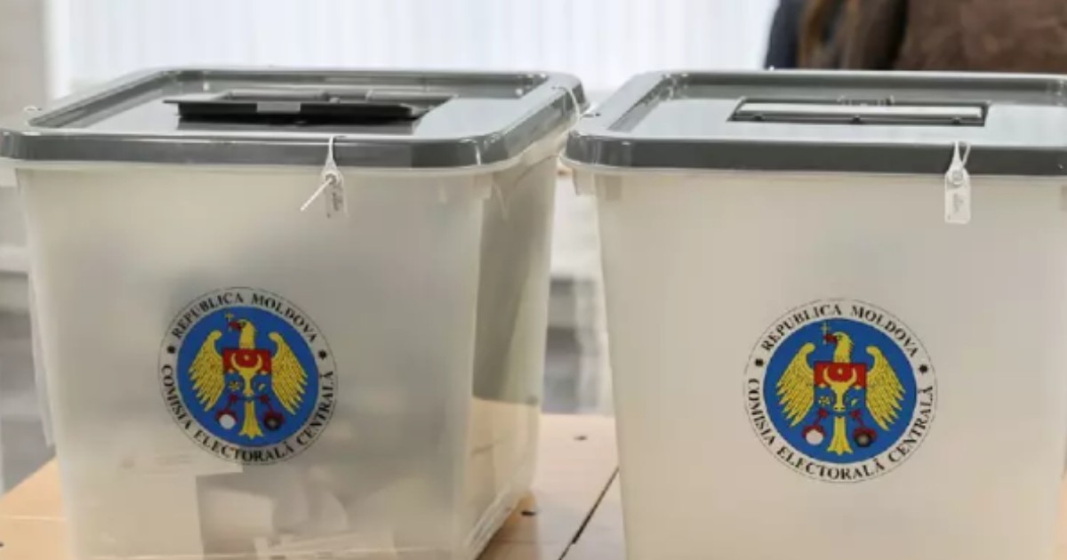 Două urne de vot la o secție de votare din Republica Moldova.