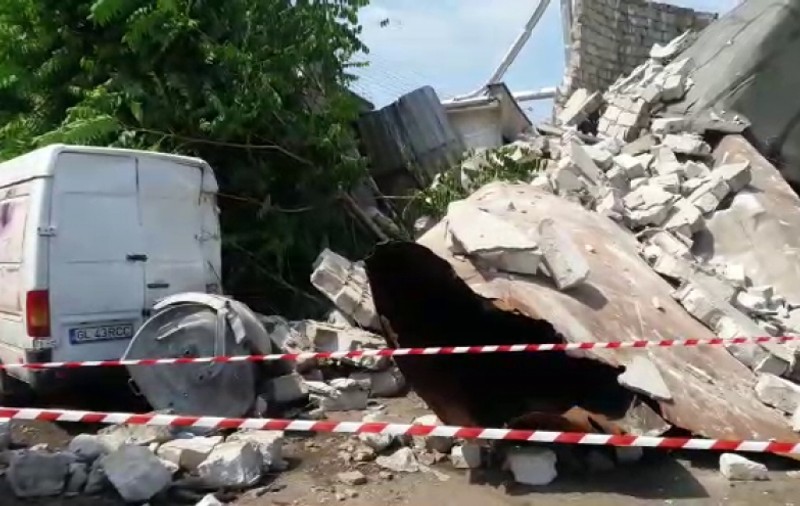 Un rezervor de apă a cedat, într-o zonă industrială din Tecuci. 18 maşini au fost avariate, iar o hală este grav afectată