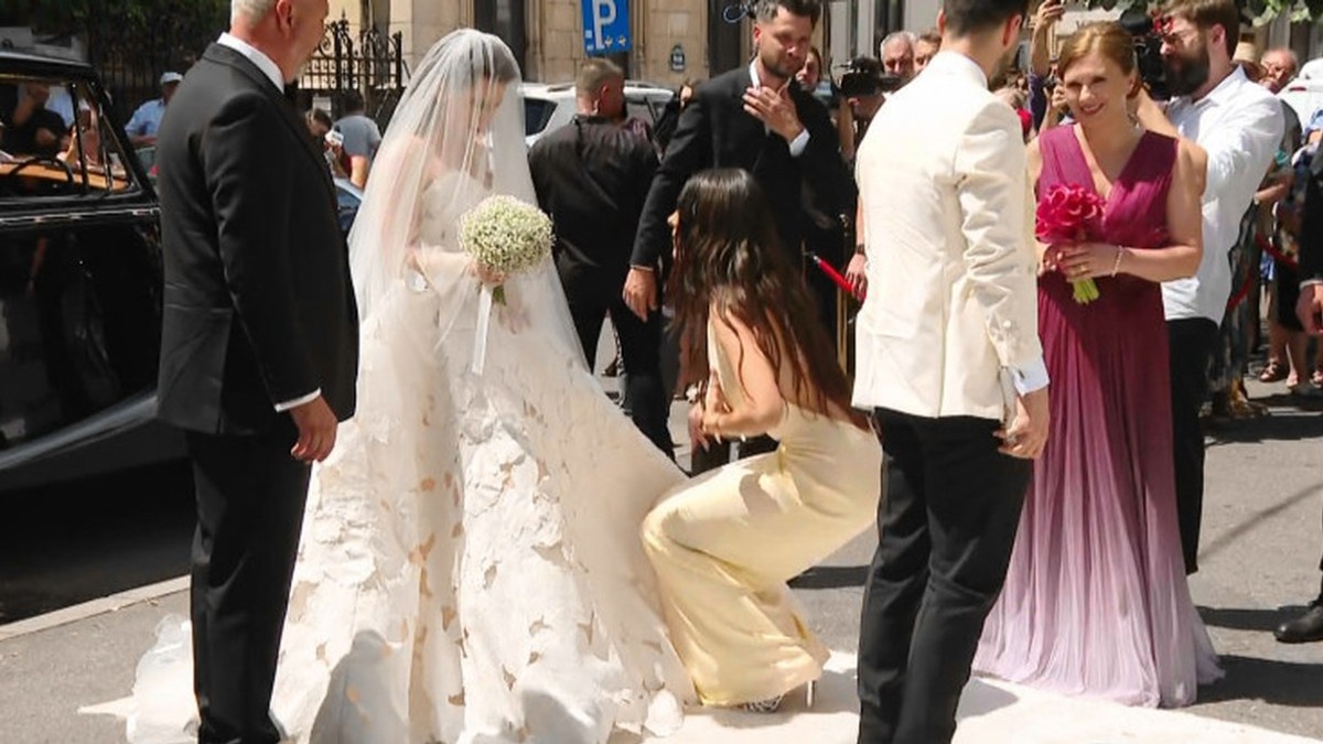 Kira Hagi, înainte de a intra în Biserica Visarion. Foto: captură Digisport