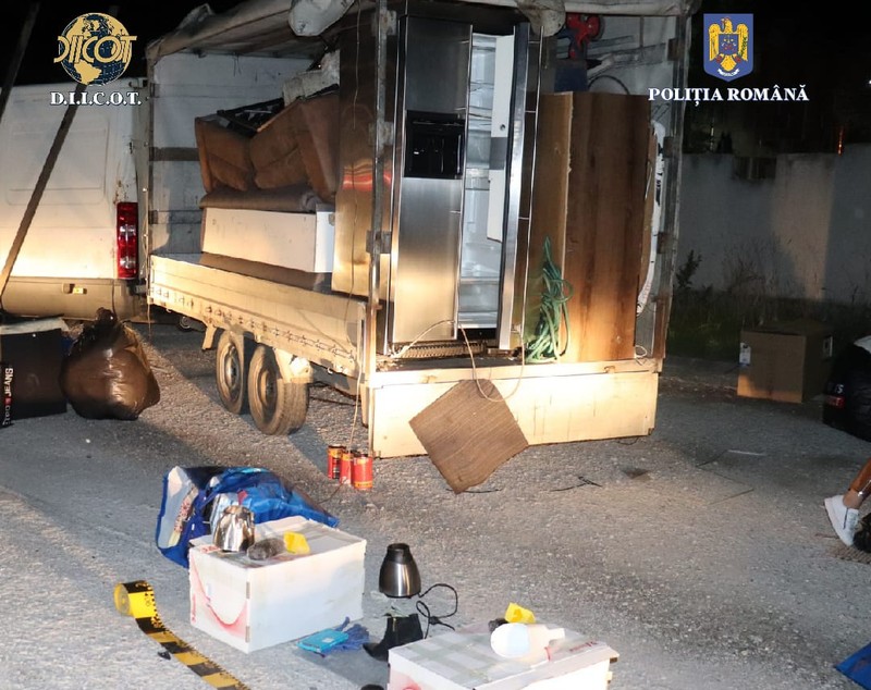 Două persoane au fost prinse în flagrant în timp ce transportau droguri în Covasna. Substanțele erau ascunse într-un aspirator și o cafetieră