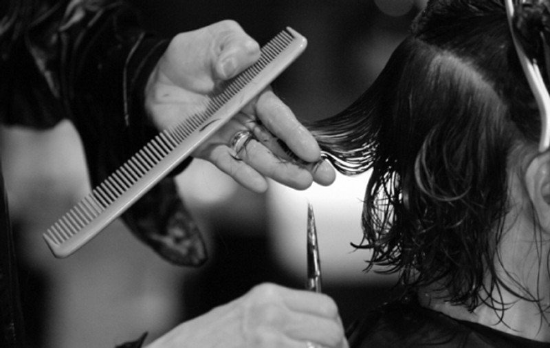 O tânără din Sibiu a plecat cu părul distrus dintr-un salon de hairstyle