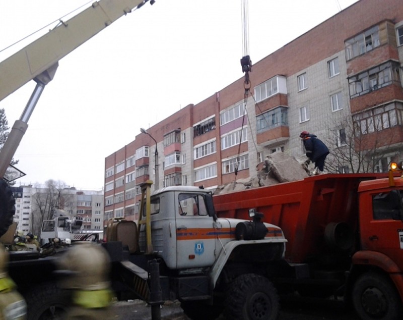 Un bloc s-a prăbuşit în urma unei explozii! Cel puţin patru morţi! VIDEO