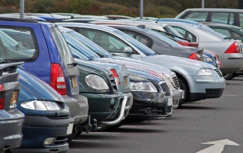 Merită să plătești 593 de lei pe an pentru parcarea din sectorul 4? Ce primești, ce nu primești și unde poți parca, de fapt