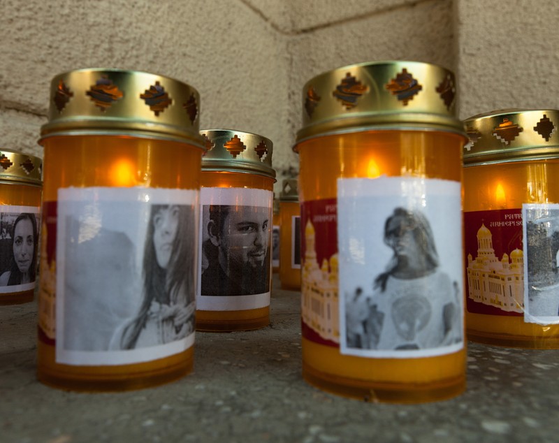 Organizatorul marșului de comemorare Colectiv, amendat de Jandarmeria Română pentru că mai mulți oameni încă aprindeau lumânări după ora 23.00