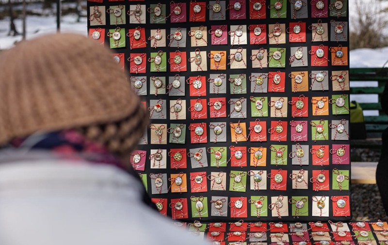 De la mărțișoare handmade la adevărate bijuterii din aur și argint: ce prețuri găsești la Târgul Mărțișorului 2026
