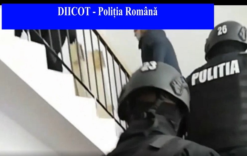 Primar PNL din Brașov luat cu mascații și cercetat pentru trafic de droguri de risc. E suspectat că face parte dintr-o rețea de traficanți
