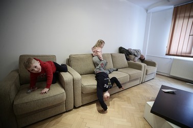 Copiii familiei Nazar, în apartamentul din cartierul bucureștean Vitan | Foto: Dumitru Angelescu / Libertatea