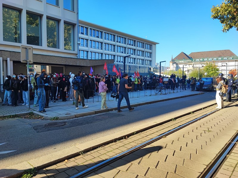 Manifestanți și autorități la Strasbourg. Sursa foto: Radu Eremia