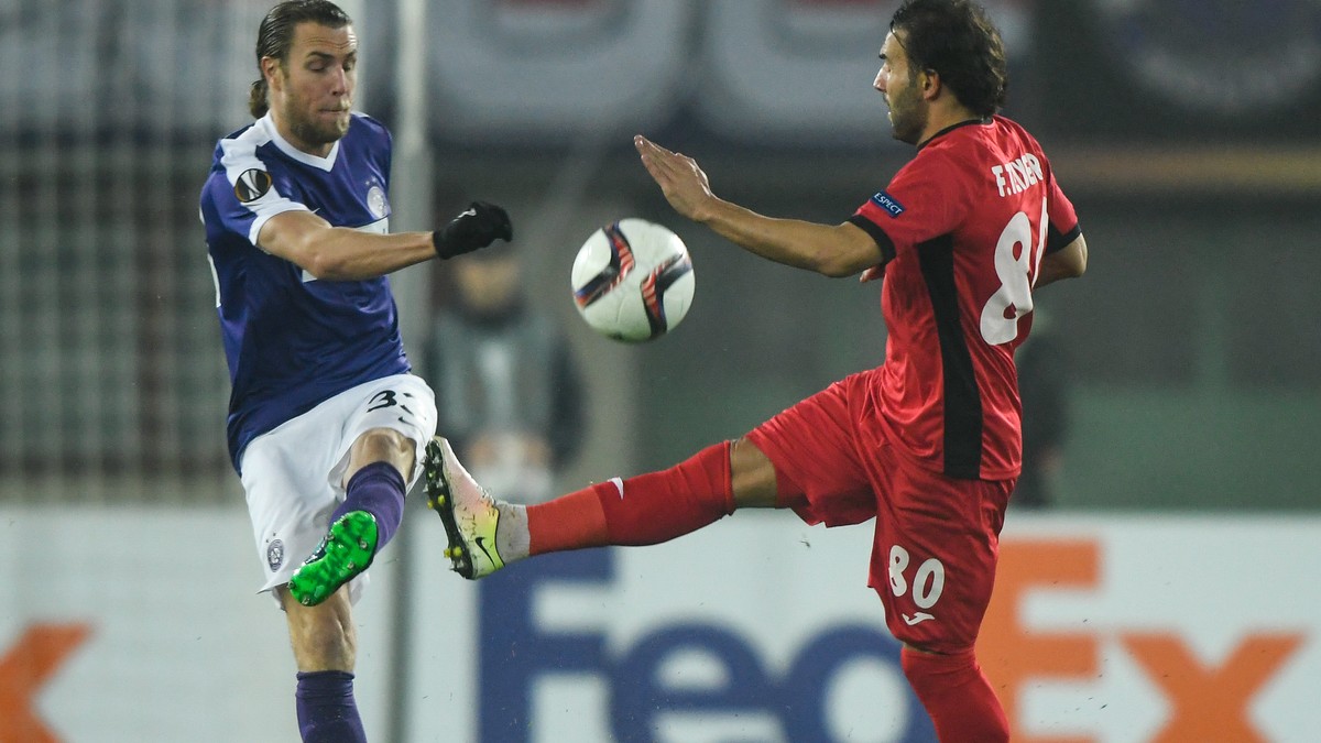 Filipe Teixeira (dreapta), atacantul AstreiGiurgiu, în duel cu Lukas Rotpuller, fotbalistul Austriei Viena. (FOTO: EPA)