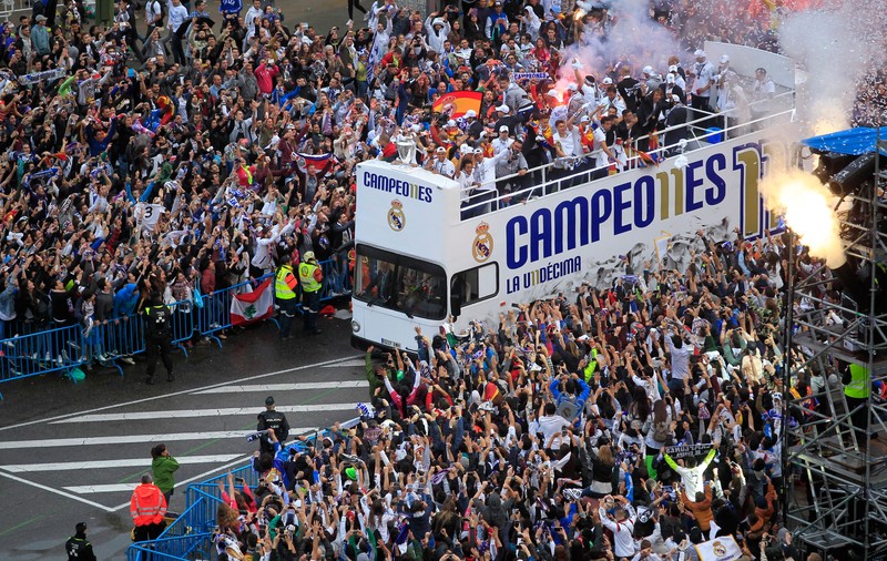 30.000 de oameni i-au așteptat o noapte întreagă pe campionii de la Real în Piața Cibeles| GALERIE FOTO&VIDEO