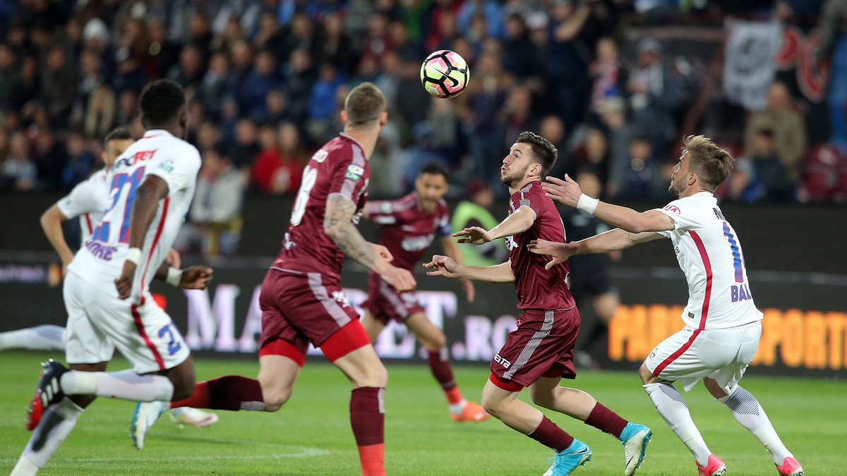 Incidente în timpul meciului CFR Cluj - FCSB. Bucureștenii au furat un steag al clujenilor și a început scandalul.