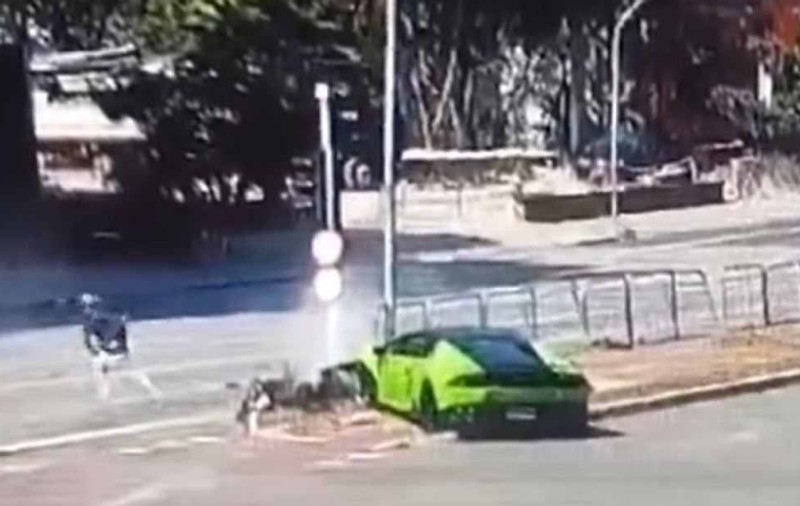 Un brazilian a intrat cu Lamborghiniul de 530.000 de euro într-un stâlp, când urmărea motociclistul care îi furase Rolexul de 40.000 de euro | VIDEO