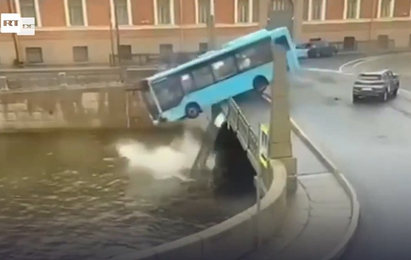 Șapte oameni au murit într-un autobuz care a căzut în râu, în centrul Sankt Petersburgului. Momentul prăbușirii de pe pod a fost filmat