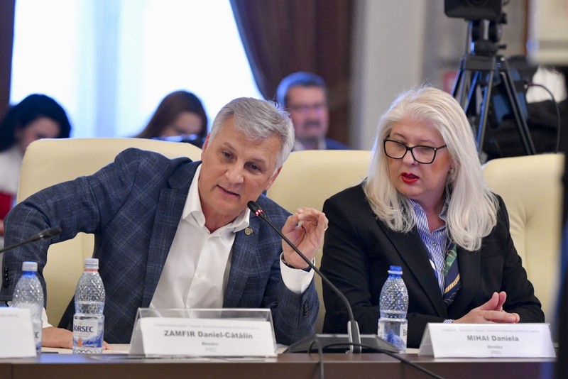 Senatorii PSD, Daniel Zamfir (S) si Daniela Mihai (D), participa la sedinta comisiilor reunite de buget-finante de la Camera Deputatilor si Senat, in care se dezbat Proiectul Legii bugetului de stat si Proiectul Legii bugetului asigurarilor sociale de stat pe anul 2026, la Palatul Parlamentului din Bucuresti, miercuri, 18 martie 2026. ALEXANDRU DOBRE / MEDIAFAX FOTO