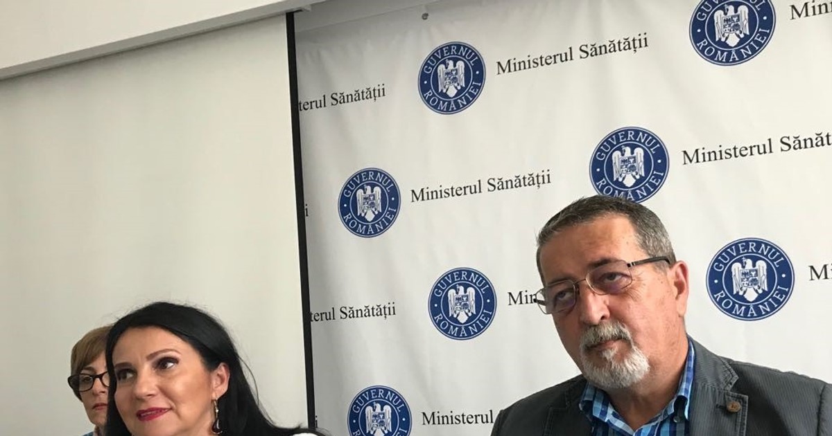 Ministrul Sanatatii Sorina Pintea si secretarul de stat, Crsitain Grasu la bilantul de șase luni de mandat