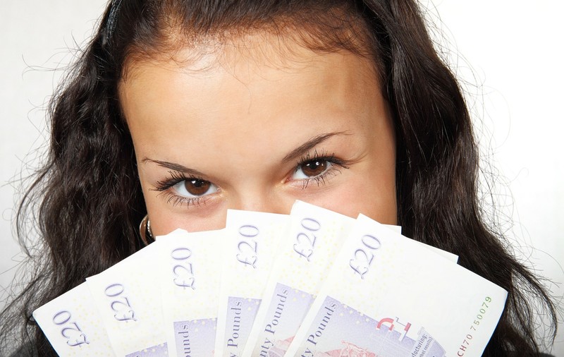 Bătrân de 83 de ani, prădat de 17.000 de lei de minora pe care o agățase în parc, la Iași