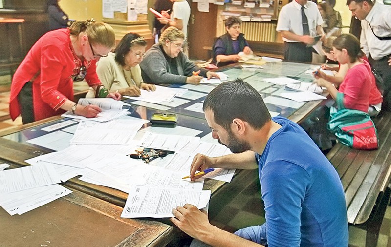 Amenzi pentru cei care pleacă din țară mai mult de șase luni de zile. Ce document trebuie depus pentru a evita sancțiunile