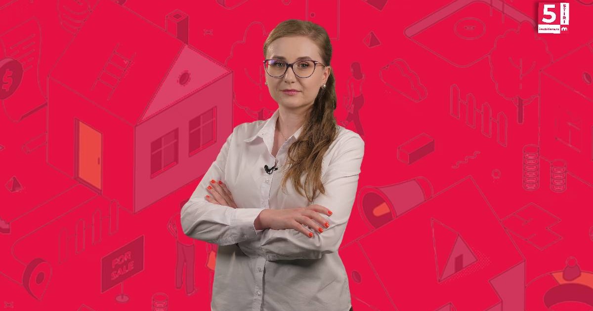 Corina Vârlan, gazda rubricii 5 știri Imobiliare.ro, poartă o cămașă albă și e așezată pe un fundal roșu