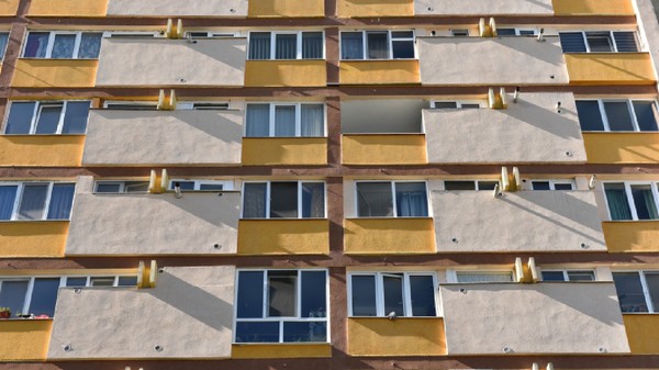 Cartier suburban construit în comunism. Blocuri de beton post-sovietice