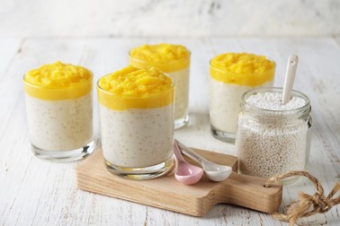 Budincă de tapioca cu fructe proaspete deasupra
