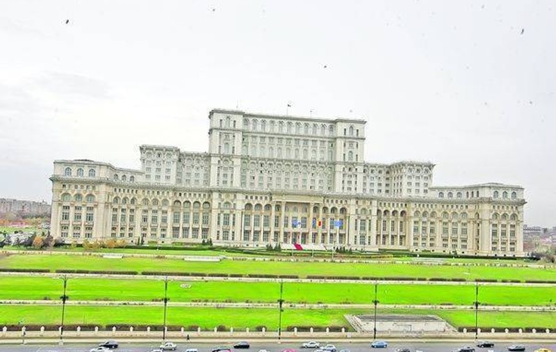 Nici la bancuri nu râzi așa! Schimbarea Constituției le-a aprins imaginația românilor