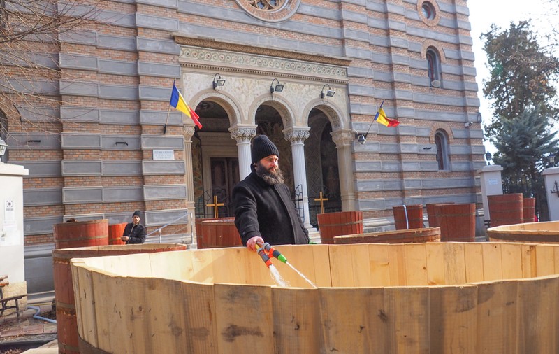 FOTO/ Cum se pregătesc de Bobotează ortodocșii din întreaga ţară. Temerarii se vor arunca în apele Dunării sau ale mării ca să prindă crucea
