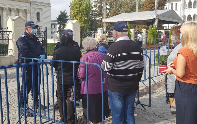 În pandemie, pelerinii Sfintei Parascheva se roagă doar cu buletinul și speră la vremuri mai bune. “N-am văzut niciodată așa ceva!”