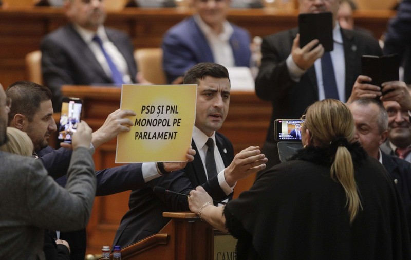 Scandal în Parlament, înaintea plenului în care se dezbătea bugetul pe 2024. George Simion, schimb dur de replici cu Diana Şoşoacă