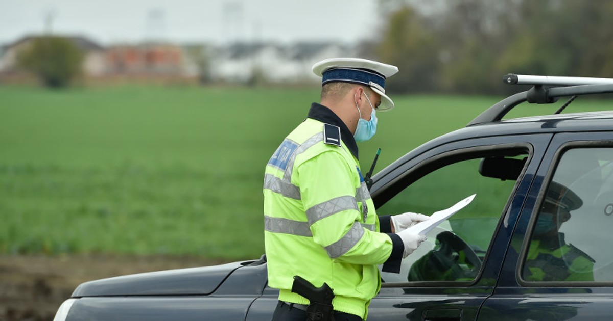 VIDEO Un polițist i-a promis unei șoferițe prinse cu 146 km/h că-i va salva permisul. A căutat-o pe Facebook și apoi a ajuns la închisoare
