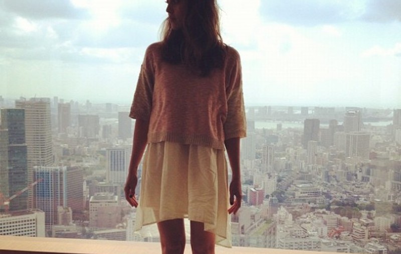Jessica Alba s-a îmbrăcat cu o ținută inspirată de moda japonezelor! Îți place cum îi stă?
