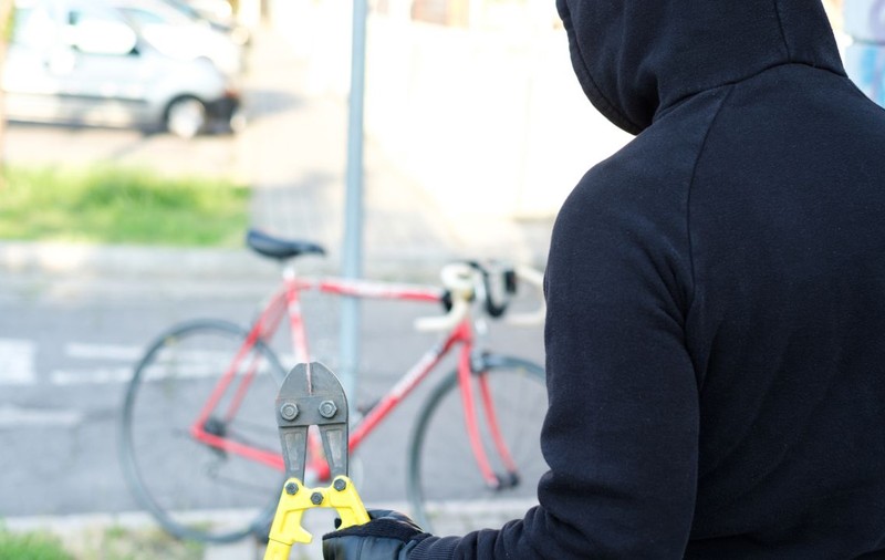 Un român care a furat biciclete de 60.000 de euro din Germania, dat în urmărire internațională, a fost prins de poliţiştii din Dolj