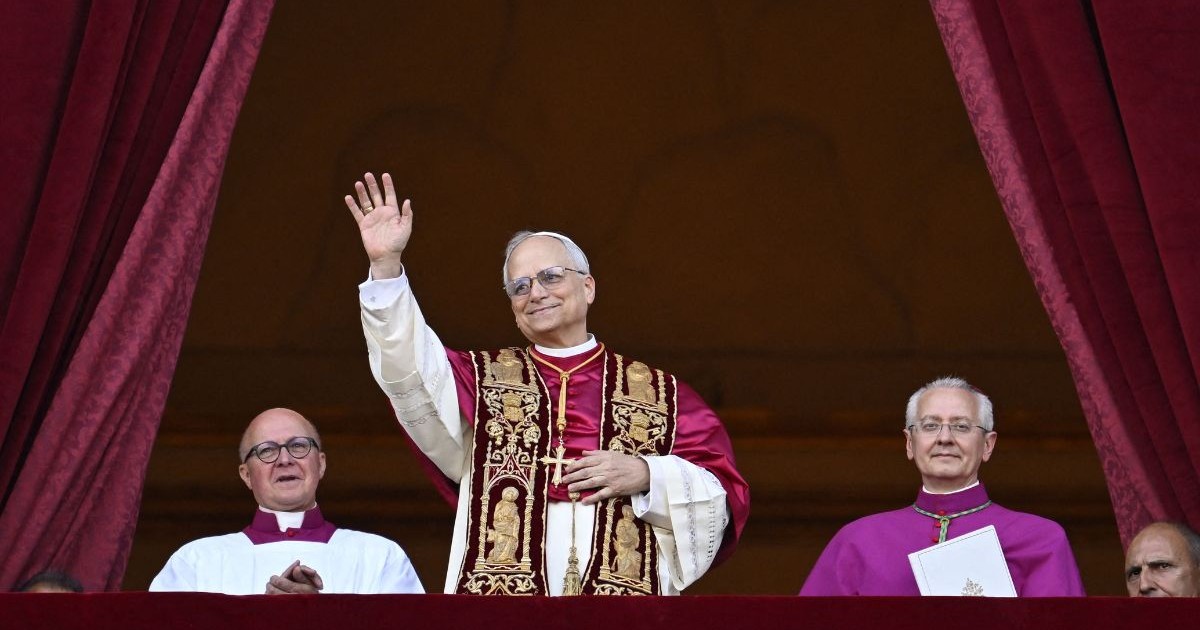 Noul papă Leon al XIV-lea, Robert Prevost, se adresează mulțimii de la balconul central al Bazilicii Sfântul Petru pentru prima dată, după ce cardinalii au încheiat conclavul, în Vatican.