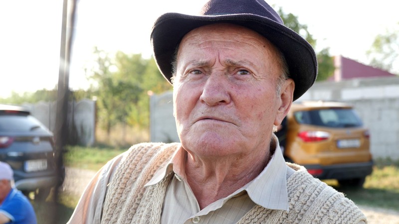 Pensionar din Luica: „E greu, tataie, la bătrânețe, scumpirile astea ne-au dat peste cap”