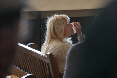 Elena Udrea își șterge lacrimile, după ce a ajuns din arest în sala de judecată a Tribunalului din Blagoevgrad, Bulgaria, unde s-a judecat cererea sa de stopare a extrădării în România, 9 aprilie 2022. Foto: Vlad Chirea