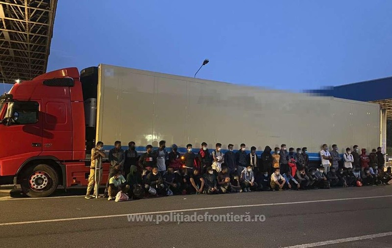 50 de oameni printre oase de cal congelate, într-un TIR, găsiți când camionul ieșea din România, la Nădlac