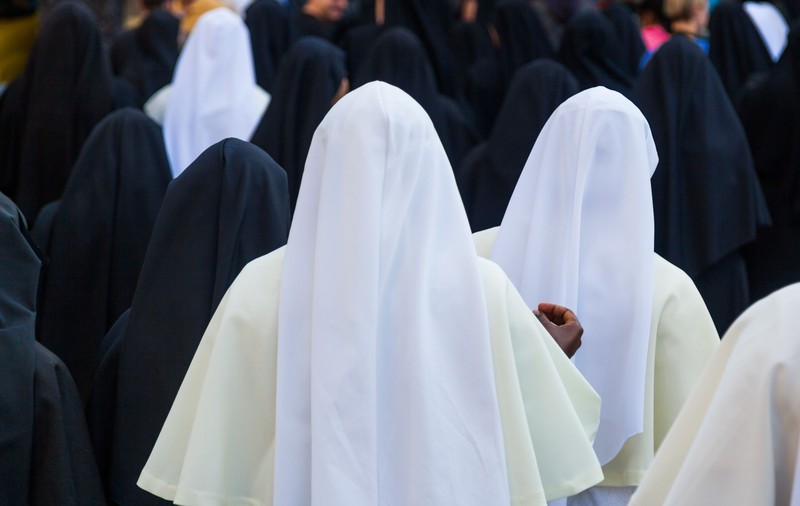 Două călugărițe, acuzate că au furat 500.000 de dolari de la o școală din California. Uluitor, pe ce au cheltuit banii