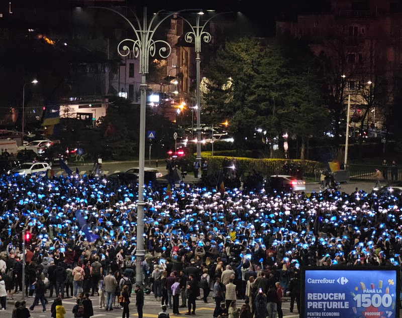 Miting EuRo Manifest în Piaţa Victoriei pentru susținerea apartenenţei la UE. Fanii lui Călin Georgescu, identificați de jandarmi