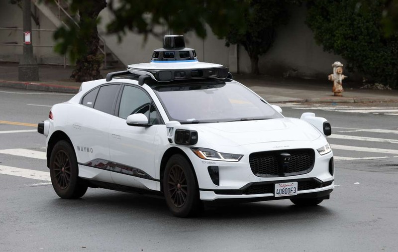 „Am crezut că murim înăuntru!”. O mașină autonomă Waymo a luat-o razna pe autostradă, iar compensația oferită de Google e ridicolă