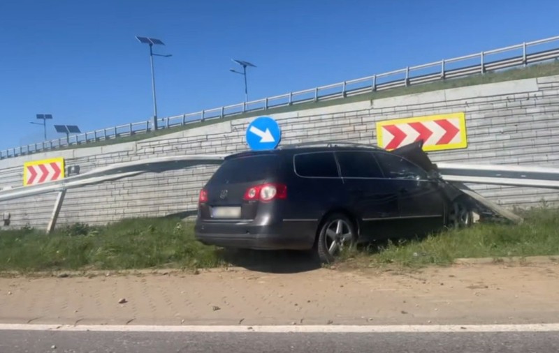 Maria, o tânără din Suceava, a fost părăsită de iubit, s-a îmbătat și a intrat cu mașina în Zidul Morții de pe DN17