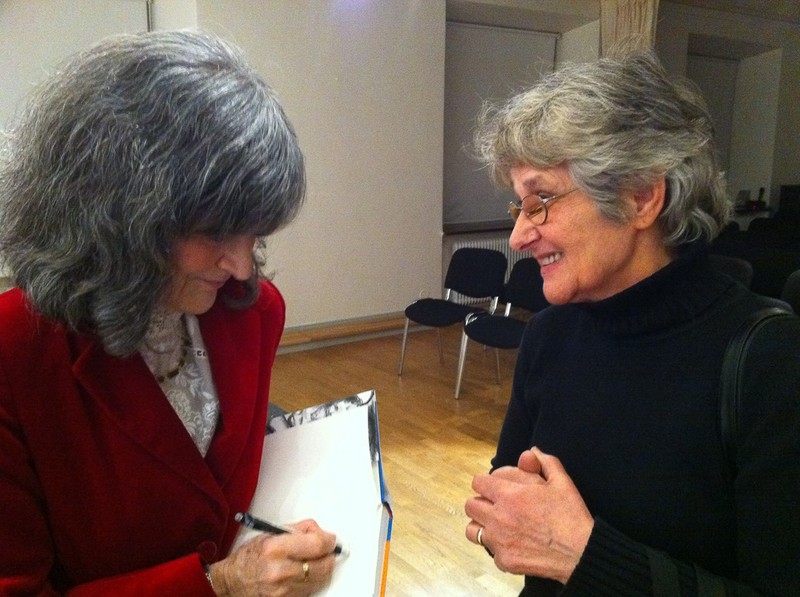 Gabriela Melinescu, în 2010, când scrie un mesaj pentru un cititor care i-a cumpărat ultima carte. Romanul “Mamma Som Gud” (Mama ca Dumnezeu - n.r.) nu a fost tradus în limba română. Sursa: Arhiva personală a Arinei Stoenescu