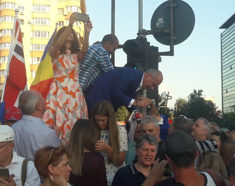 LIVE TEXT/ Mitingul diasporei, în Piața Victoriei. Război total între jandarmi și huligani (FOTO&VIDEO)